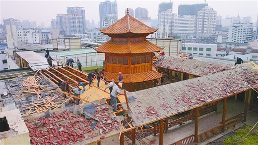 南宁强制拆除2500平方米违章“楼顶宫廷”(图)