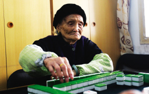 104岁老太每天打麻将麻友都是70多岁“年轻人”