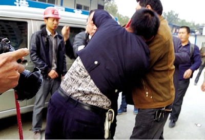 Ů�ӷ�ˢ��ǽ11¥׹�����߲ɷ��⹤�ط������