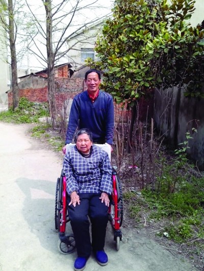 妻子患病瘫痪无法行动丈夫不离不弃悉心照顾20年