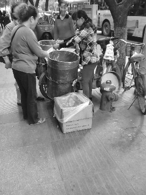 盲道常被车辆堵住盲人走10分钟撞到两辆电动车