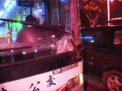 �Ͼ�һ��ĸŮ�ڰ����߱�ײ����Ůͯ���7��