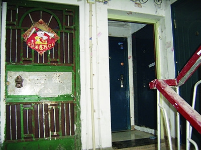 ¥��ס��һ�׷���������¥��ס��ǽ�忪�ѷ�©ˮ