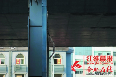 货车呼啸上高架撞限高杆逃逸