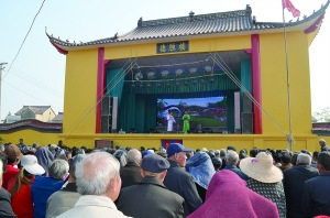 江苏一村庄居民爱听戏全村凑35万建戏楼(图)