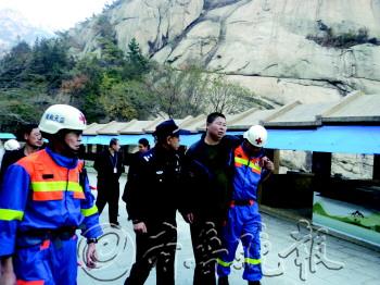 俩驴友被困青岛崂山未开放景区一天一夜(图)