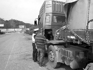 大货车水箱水温过高停高速司机恐扣分强行启动
