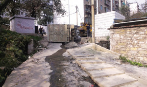 大货车倒车时发生侧翻泄露柴油布满路面(图)