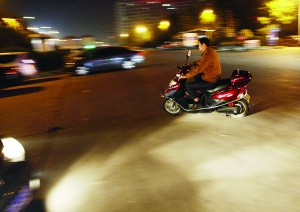 八成电动车晚上不开灯距货车3米才能被发现(图)