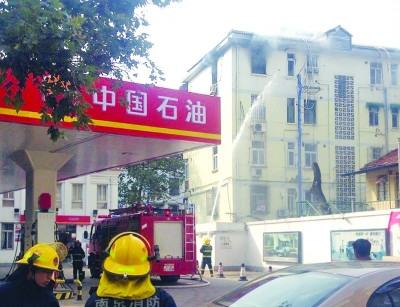 �Ͼ�һ����¥ͻ��������վ����լ��5�ף�ͼ��