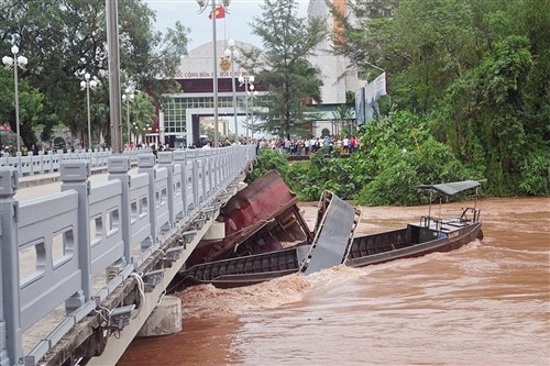 广西一采沙船失控撞向中越友谊大桥(图)
