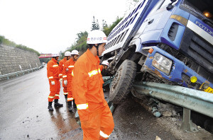 �����ʧ��ײ����ʻĦ�г��¹����2��2�ˣ�ͼ��