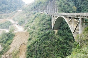 ����һ��·���ų����ѷ�氲ȫ������ը���ؽ�