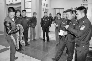 2����������7¥��̨Ů��������Ӿ������루ͼ��