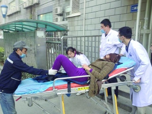 南京一市民晕倒家中电梯却停工急救员爬22楼救人