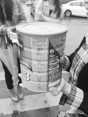 市民奶粉中发现虫壳异物超市称发票丢失拒赔偿