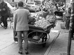 无良商贩偷梁换柱将坏水果混入好水果中卖顾客