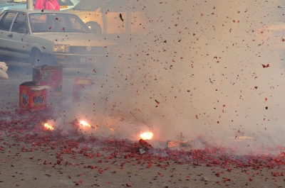 ���������һֽ�����̻�������Ȼ���ۻ𱬣�ͼ��