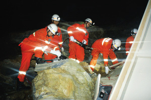 施工现场发生山体滑坡百余吨泥石埋住大货车