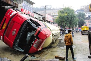 55吨货车侧翻离路边一店面不足两米险撞上