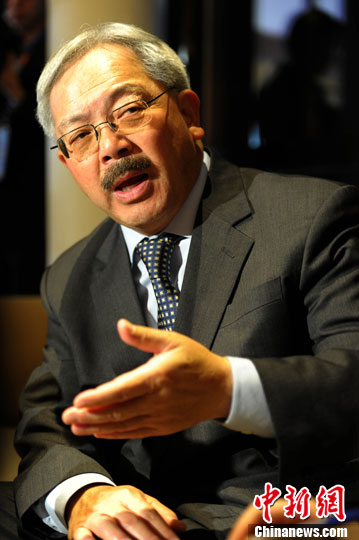 美国旧金山市长谈“蝙蝠娃”故事:给更多人希望