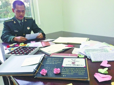 男友在异地当兵女孩两年手写200封信诉相思