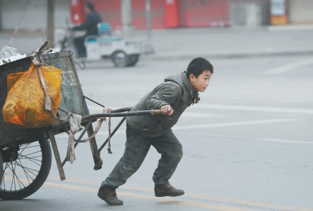 10岁男童帮奶奶扫马路母亲病亡父亲入狱(图)