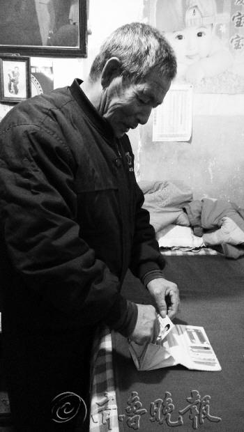 七旬环卫工拾金不昧连续3天原地等失主(图)