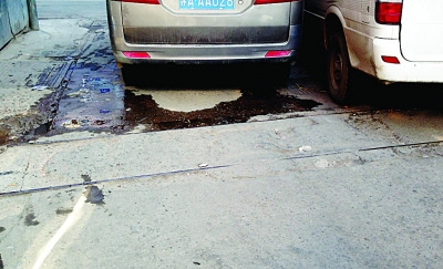 8旬老人被残留铁轨绊倒市民质疑相关部门不作为