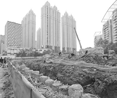 吊车误操作勾住民工衣服工友救人也被勾起坠亡