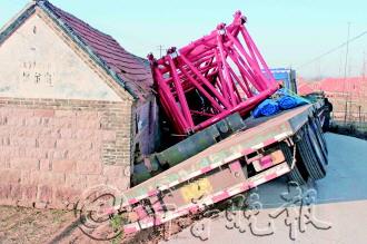 30吨塔吊件砸穿两栋民房老人以为地震受惊跑出