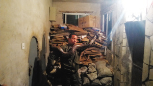 男子4000元买巨蟒欲放归自然无奈找不到地方(图)