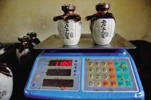 男子请客吃饭遇尴尬:买来四箱酒两瓶是空的