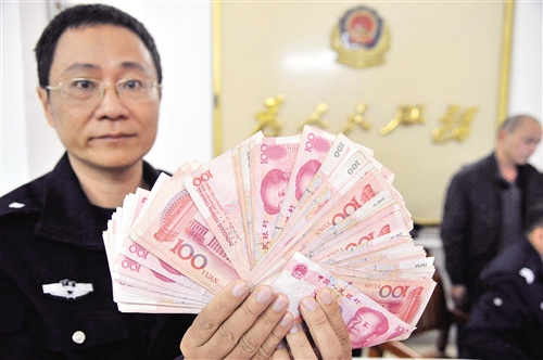 南宁一男子在ATM机捡万元现金拾金不昧交给民警