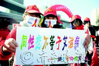 �С�ͬ־������ѹ������롰Ȧ�ڡ�Ůͬ���