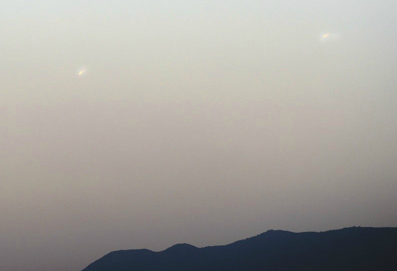 太原天空现不明飞行物或是飞机排出气流(图)