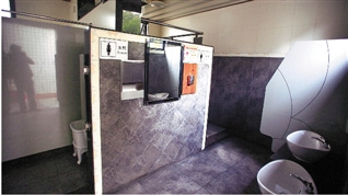 男子如厕遇奇葩公厕男士小便女士在一旁洗手(图)