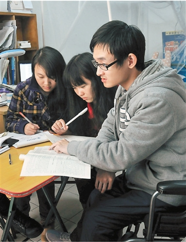 玻璃男孩成校园英语辅导员骨折后仍坚持辅导