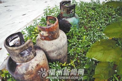 男子做饭液化气罐起火欲救火消火栓里没水(图)