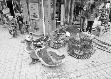 4男子吃夜宵喝酒未尽兴听老板要打烊砸店伤人