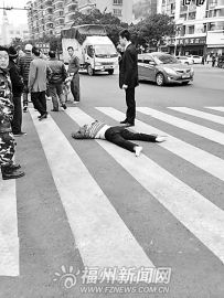 女子斑马线上被汽车撞飞砸伤两名过往路人(图)