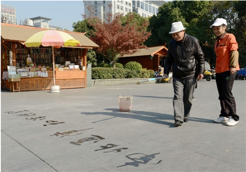 男子49岁下岗再就业退休后成书法名人开工作室