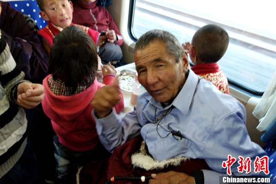 青藏列车上前往拉萨朝圣的藏人们