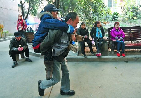 妻子双脚瘫痪丈夫背她26年:会一直背下去(图)