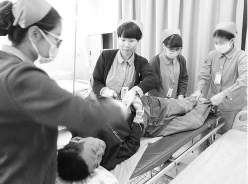 男子蜷缩街头已冻僵被救起落泪称两天没吃饭