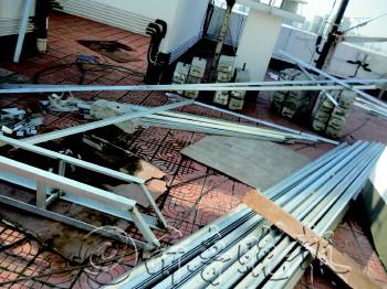 施工队安广告牌震裂顶楼天花板居民报警救助