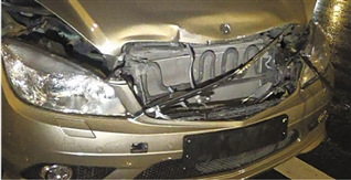 奔驰想抢黄灯撞上前方宾利赔偿20万元修理费