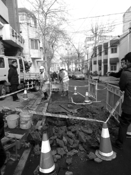 自来水管道断裂 路面结冰摔倒多名路人(图)