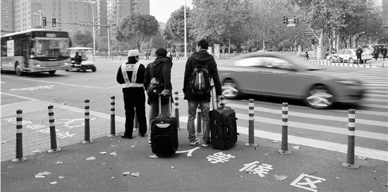 金华交警首创路口精细化管理行人守法率达八成