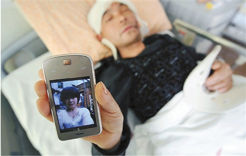 妻子离家出走 丈夫带4岁女儿出门寻找遭遇车祸